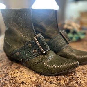 JOHN FLUEVOG
 TRUTH ~ CHERYL
BUCKLED BOOT WITH CROCODILE EMBOSS